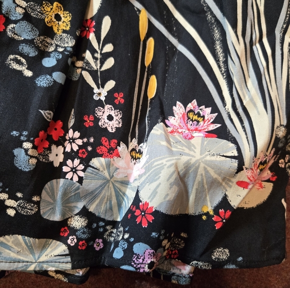 Swan And Floral Unbranded Skirt Measuring At A 36in Waist Unlined - Picture 3 of 7